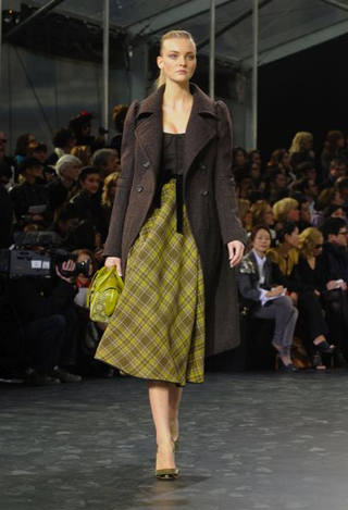 Illustration for article titled Attack Of The Supermodels Continues At Louis Vuitton